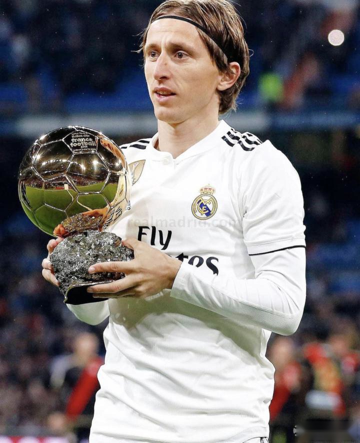 拜仁vs圣保利首发：凯恩领衔！迪亚斯、金玟哉、欧文在列